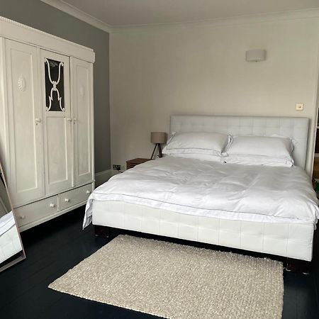 The Clock Tower Apartment - Spacious, Modern, 2 Bed Room Apartment , Southsea With Free Parking - Sleeps 4 Портсмът Екстериор снимка