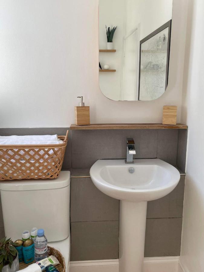 The Clock Tower Apartment - Spacious, Modern, 2 Bed Room Apartment , Southsea With Free Parking - Sleeps 4 Портсмът Екстериор снимка