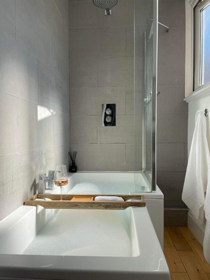 The Clock Tower Apartment - Spacious, Modern, 2 Bed Room Apartment , Southsea With Free Parking - Sleeps 4 Портсмът Екстериор снимка