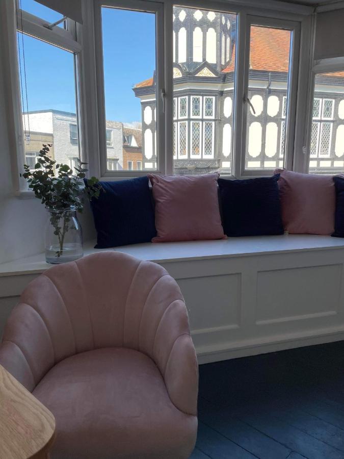 The Clock Tower Apartment - Spacious, Modern, 2 Bed Room Apartment , Southsea With Free Parking - Sleeps 4 Портсмът Екстериор снимка