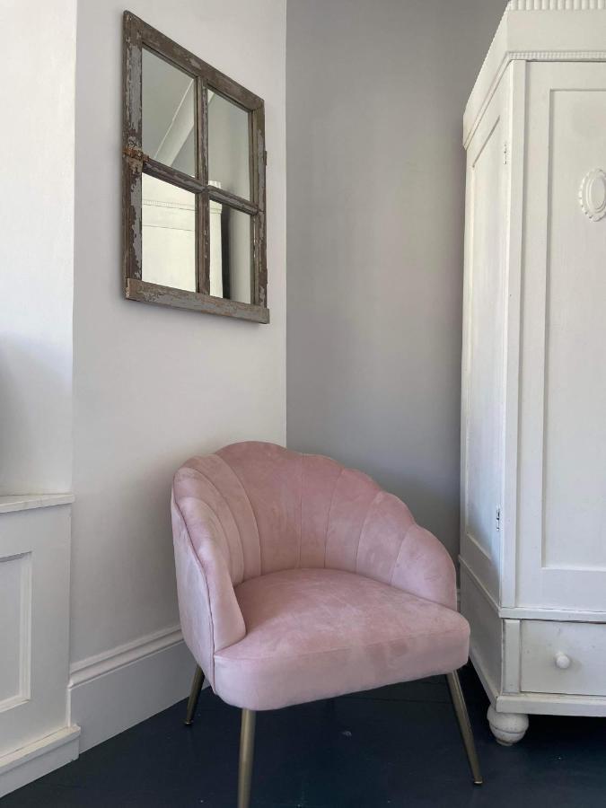 The Clock Tower Apartment - Spacious, Modern, 2 Bed Room Apartment , Southsea With Free Parking - Sleeps 4 Портсмът Екстериор снимка