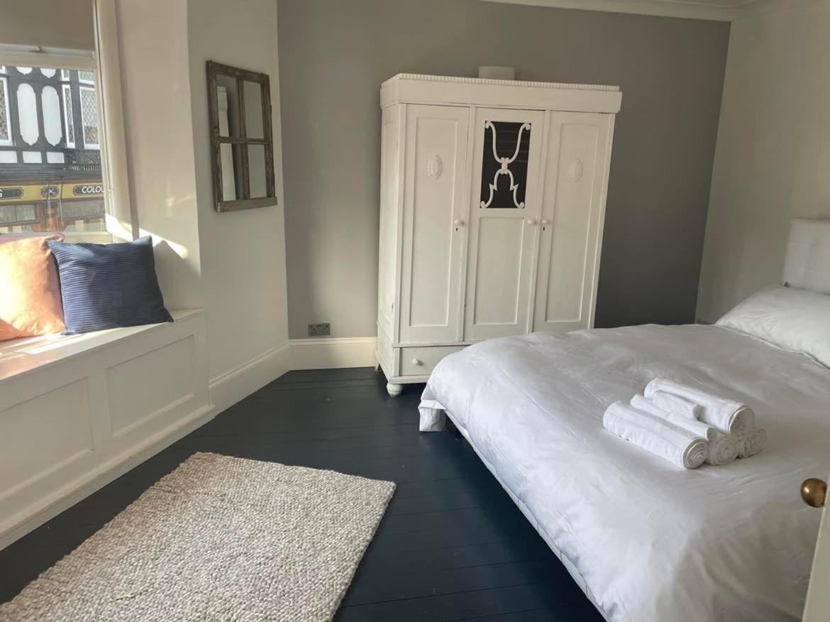 The Clock Tower Apartment - Spacious, Modern, 2 Bed Room Apartment , Southsea With Free Parking - Sleeps 4 Портсмът Екстериор снимка
