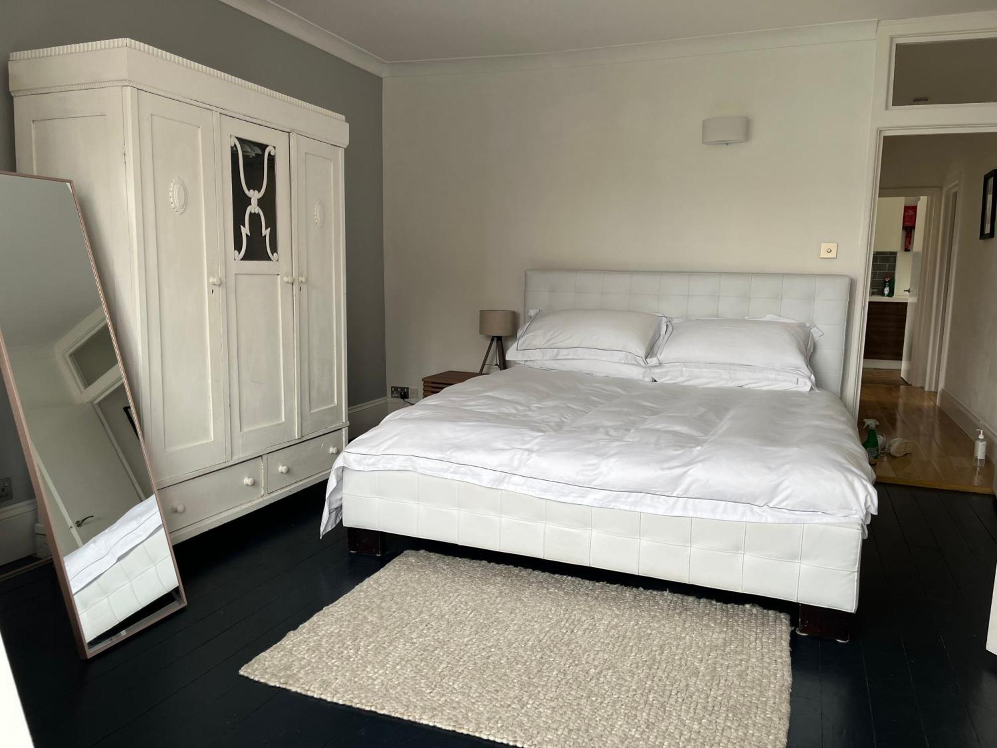The Clock Tower Apartment - Spacious, Modern, 2 Bed Room Apartment , Southsea With Free Parking - Sleeps 4 Портсмът Екстериор снимка